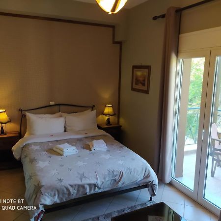 Hotel Xenonas Sta Tzakia Karpenísion Esterno foto