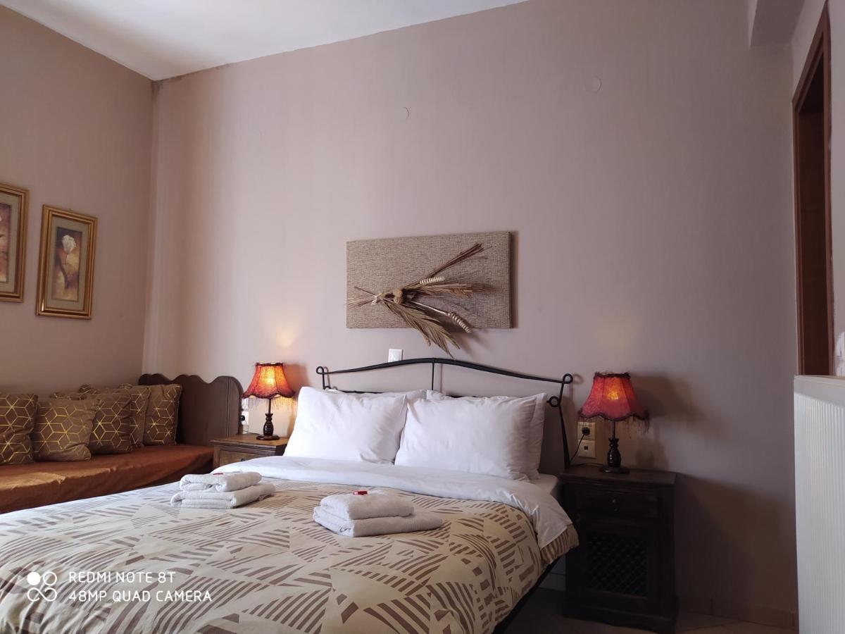 Hotel Xenonas Sta Tzakia Karpenísion Esterno foto