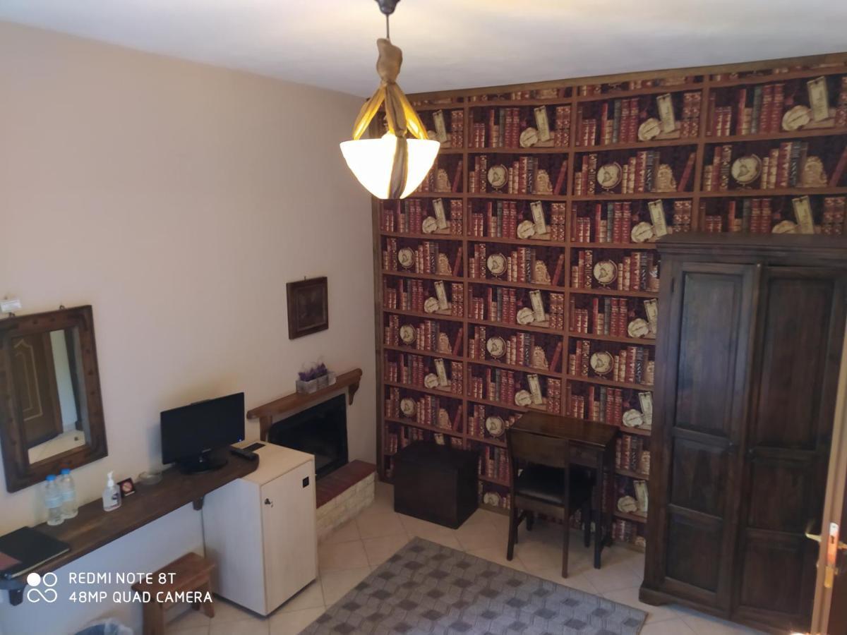 Hotel Xenonas Sta Tzakia Karpenísion Esterno foto