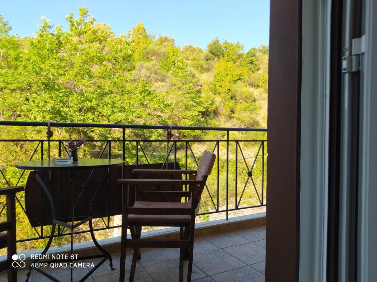 Hotel Xenonas Sta Tzakia Karpenísion Esterno foto