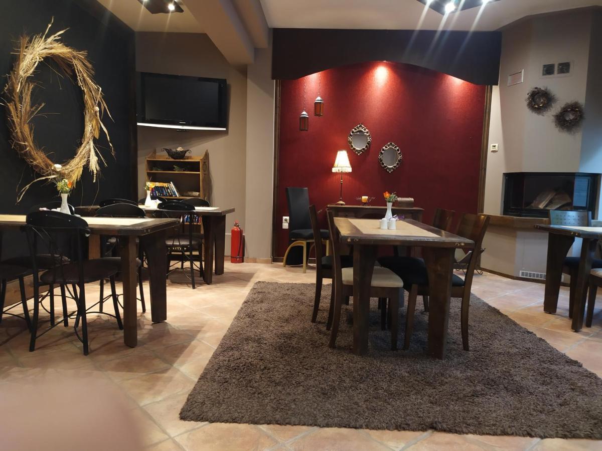 Hotel Xenonas Sta Tzakia Karpenísion Esterno foto