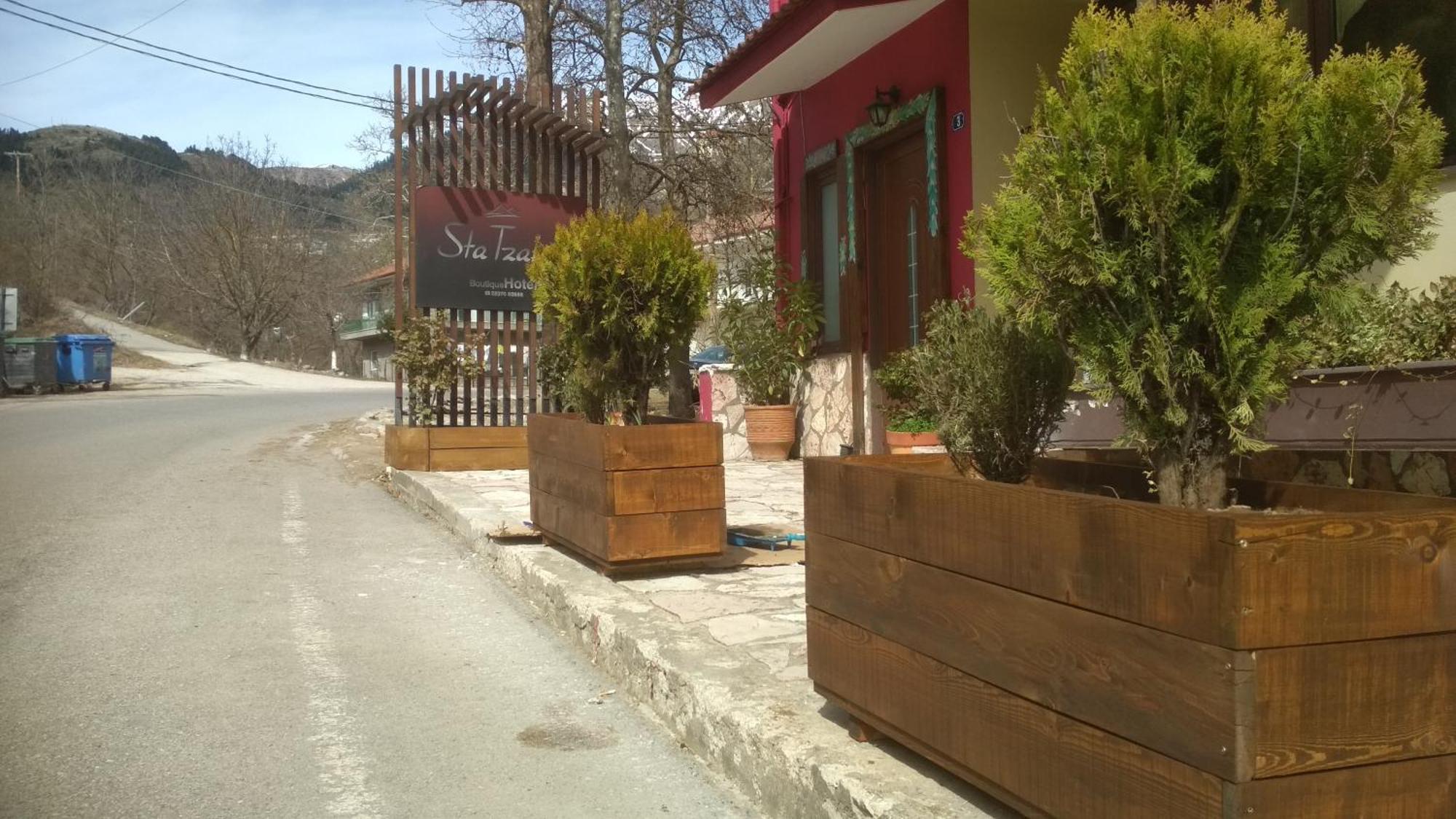Hotel Xenonas Sta Tzakia Karpenísion Esterno foto