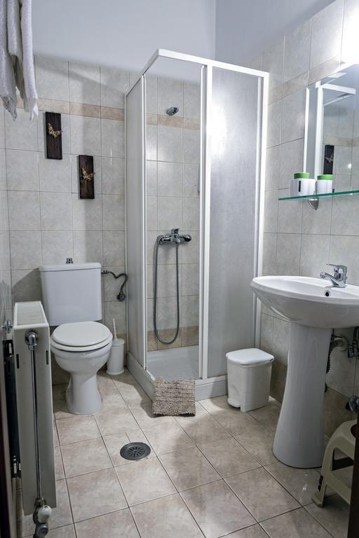 Hotel Xenonas Sta Tzakia Karpenísion Esterno foto