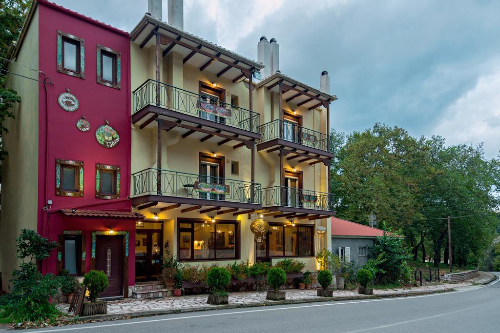 Hotel Xenonas Sta Tzakia Karpenísion Esterno foto