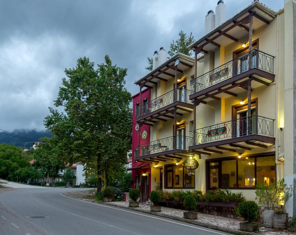 Hotel Xenonas Sta Tzakia Karpenísion Esterno foto