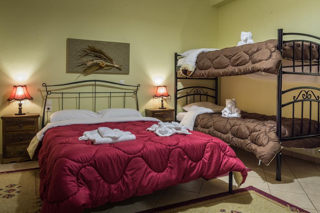 Hotel Xenonas Sta Tzakia Karpenísion Esterno foto