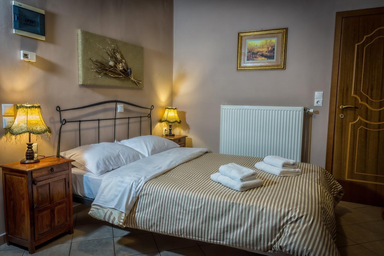 Hotel Xenonas Sta Tzakia Karpenísion Esterno foto