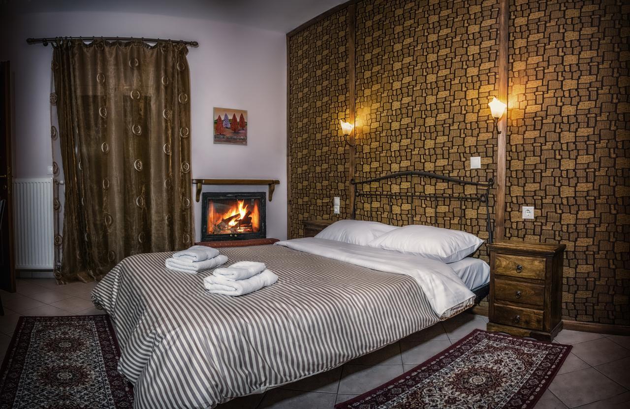 Hotel Xenonas Sta Tzakia Karpenísion Esterno foto